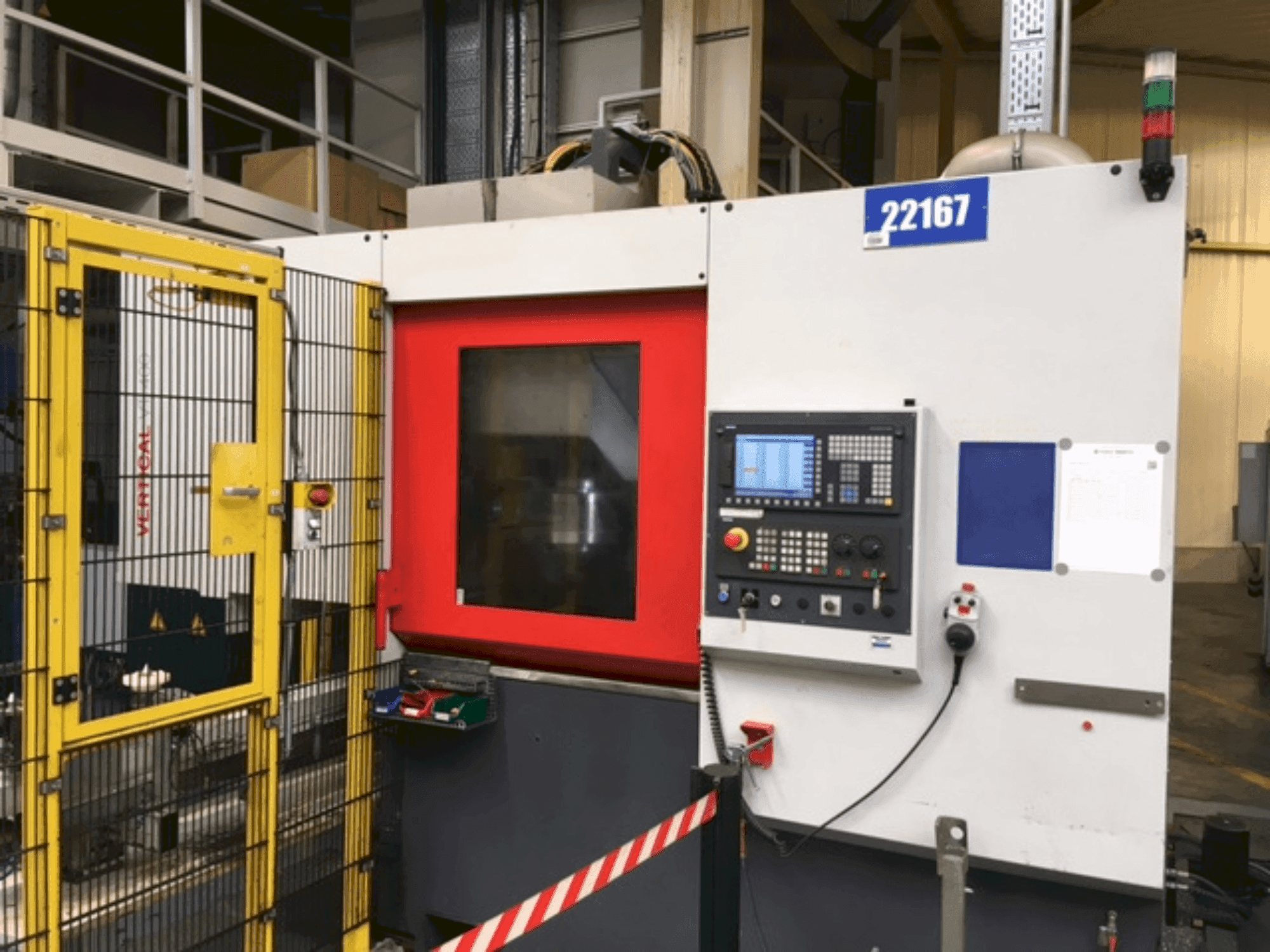 Vista frontal de la máquina EMCO VT 400