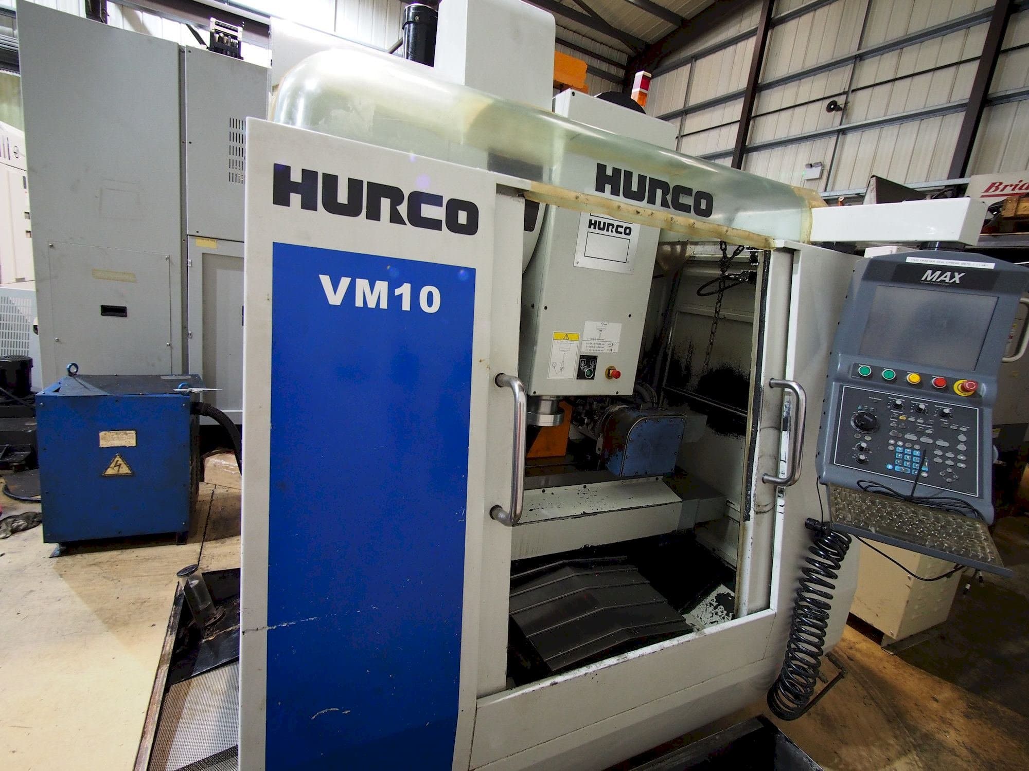 Vista frontal de la máquina Hurco VM10