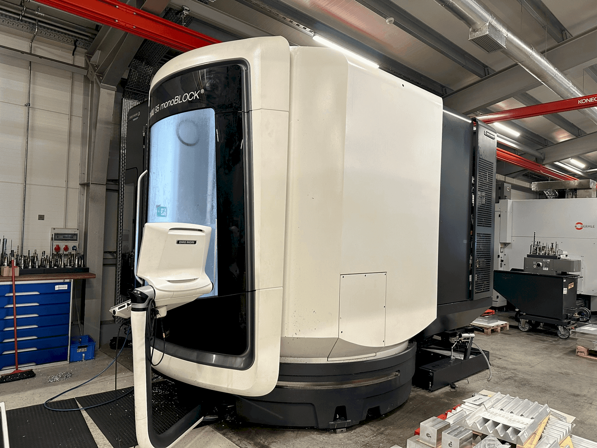 Vista frontal de la máquina DMG MORI DMU 95 monoBLOCK (2021)