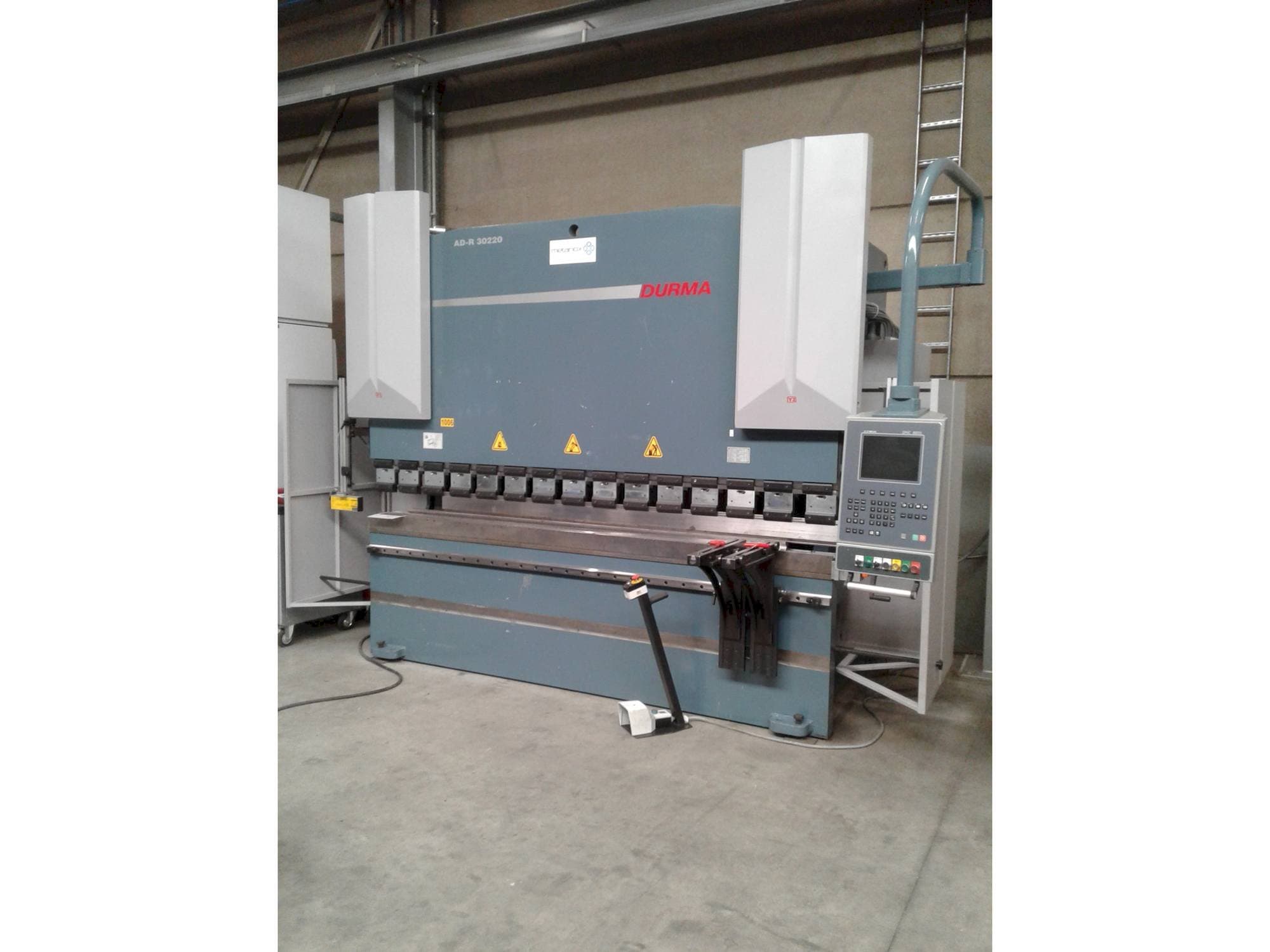 Vista frontal de la máquina Durma AD-R 30220