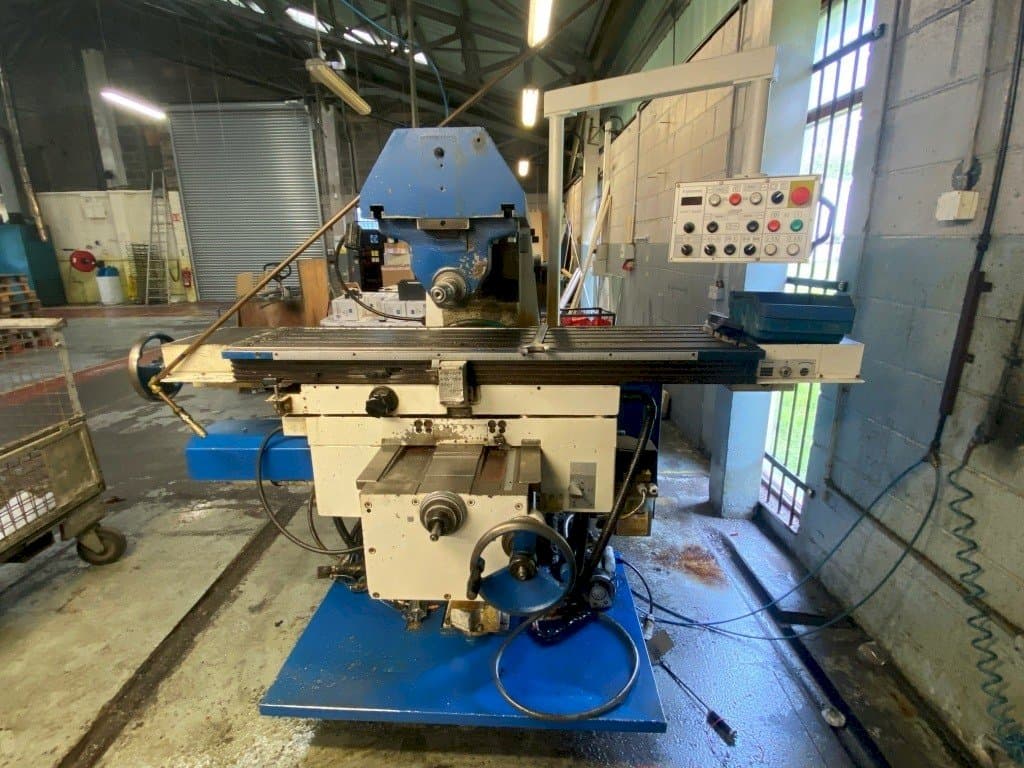 Vista frontal de la máquina TOS Olomouc FGU 32