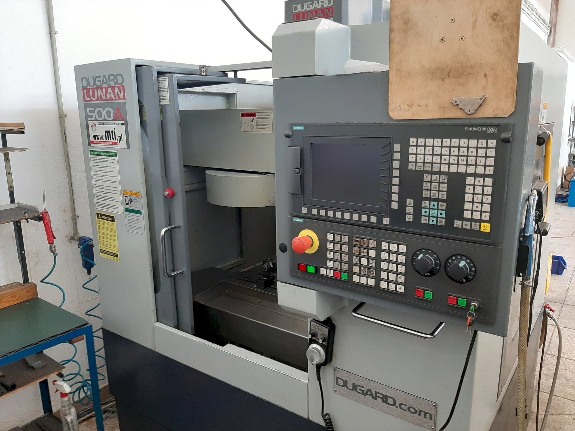 Vista frontal de la máquina Dugard LUNAN 500A