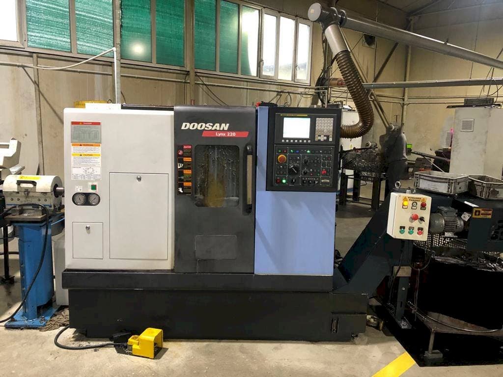 Vista frontal de la máquina Doosan Lynx 220 B