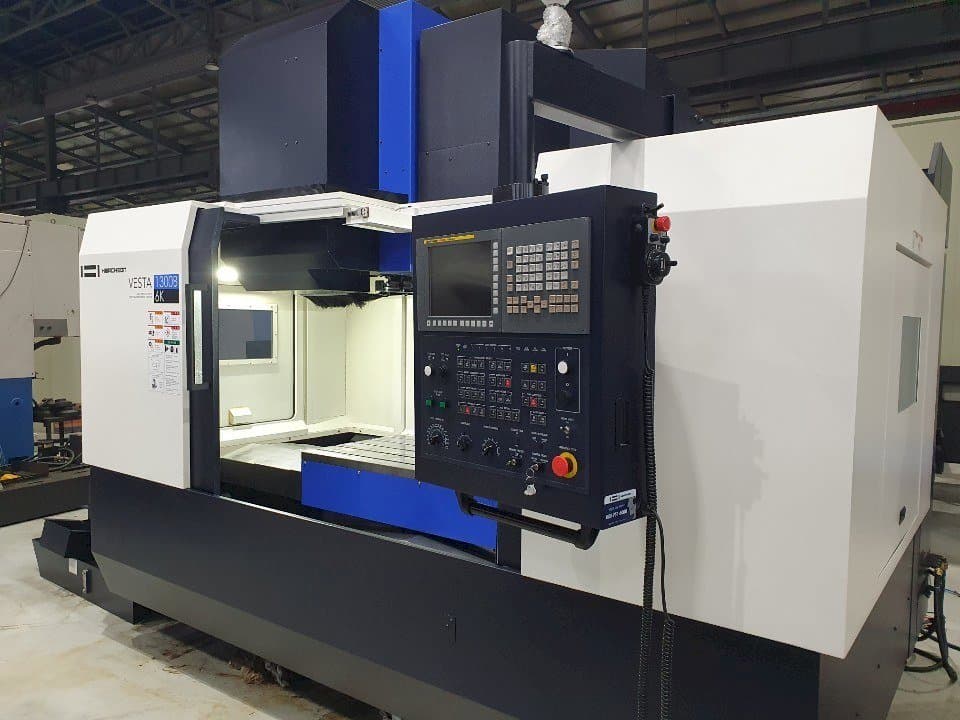 Vista frontal de la máquina HWACHEON VESTA-1300B