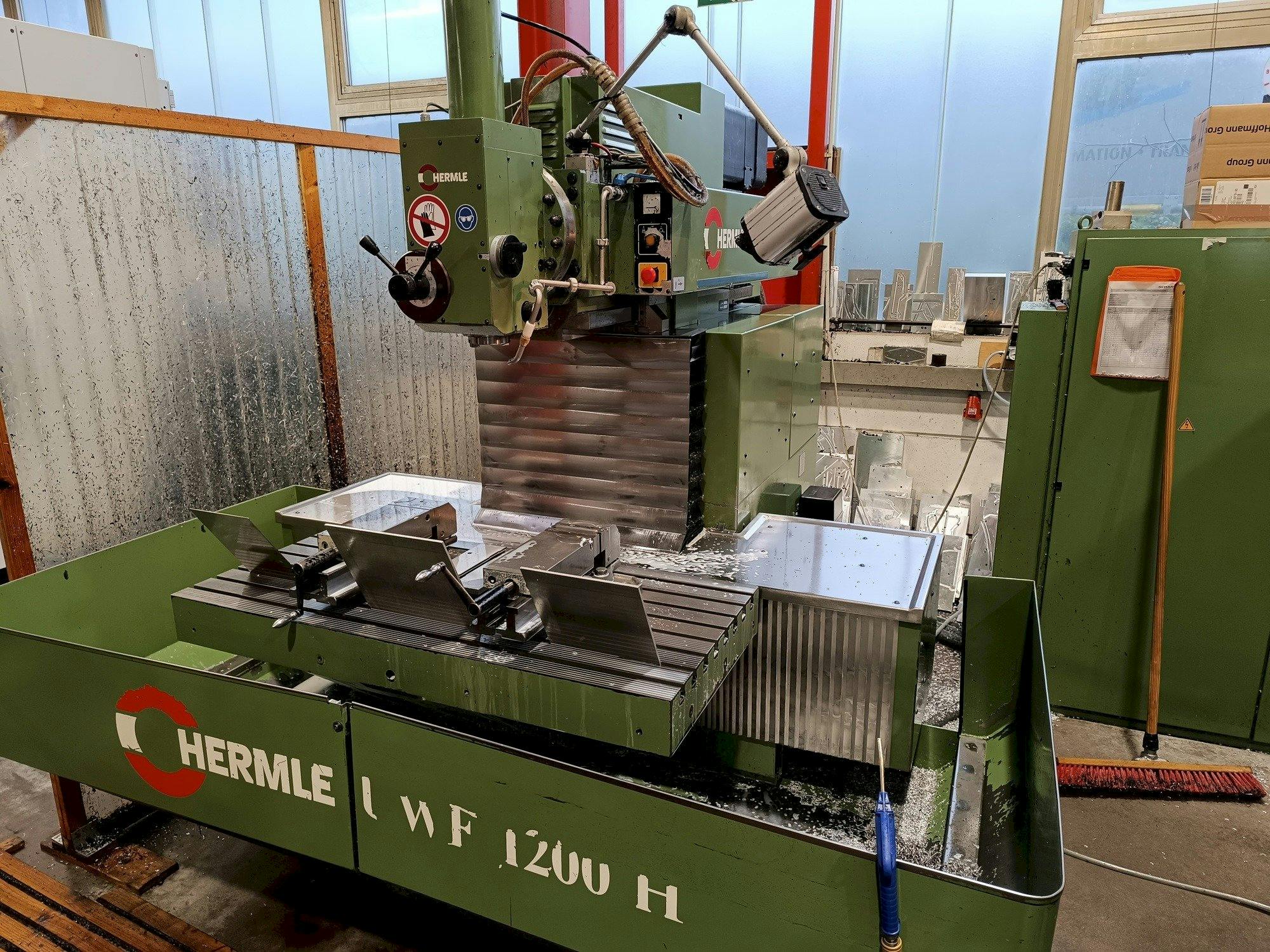 Vista frontal de la máquina HERMLE UWF1200