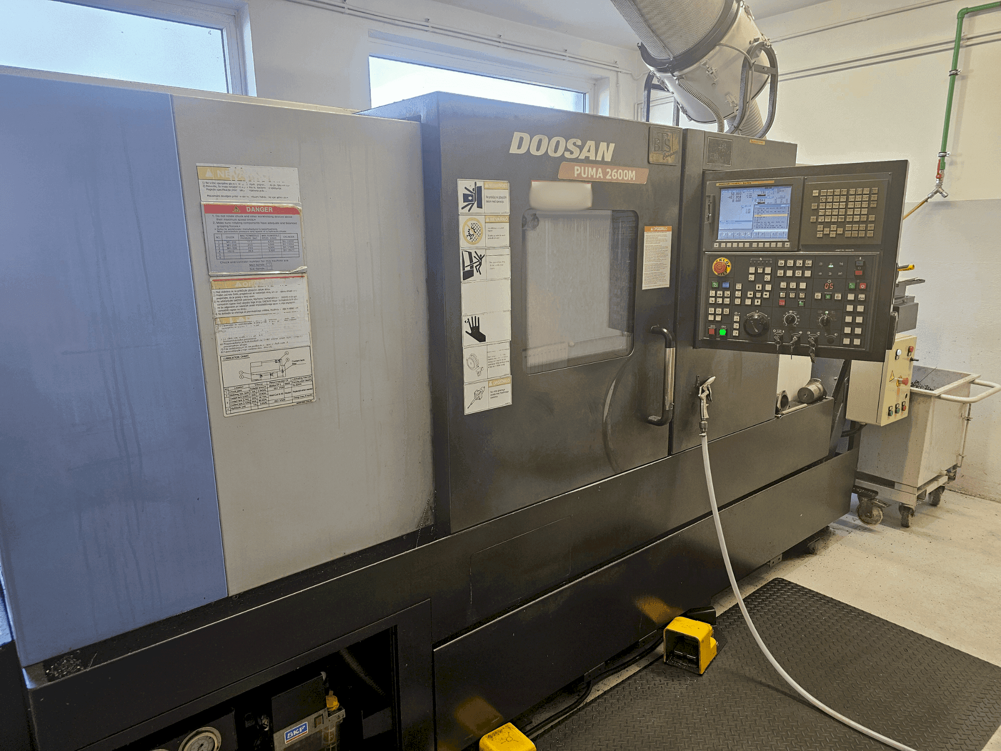 Vista frontal de la máquina DOOSAN Puma 2600M