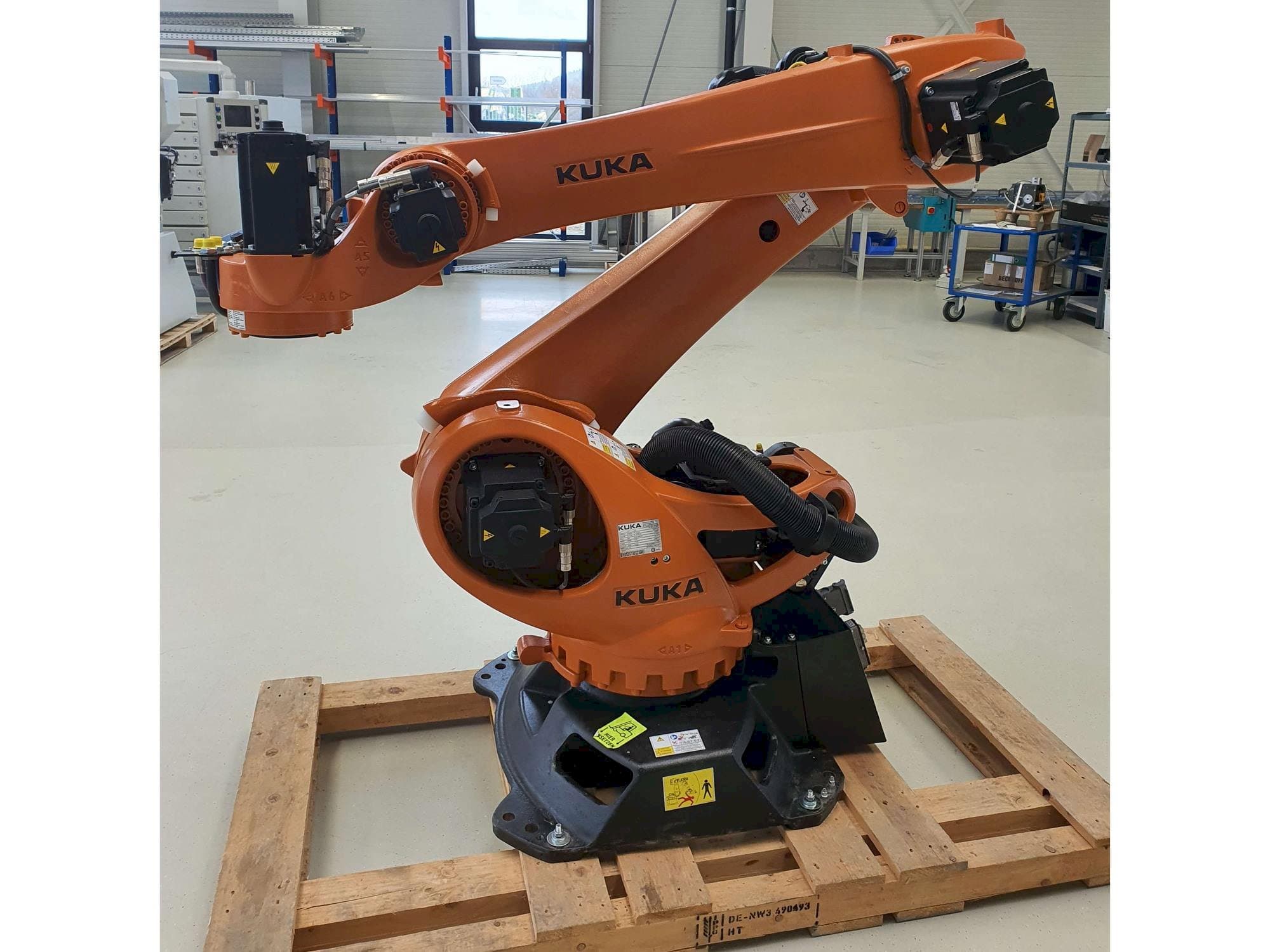 Vista frontal de la máquina KUKA KR180 R3200PA