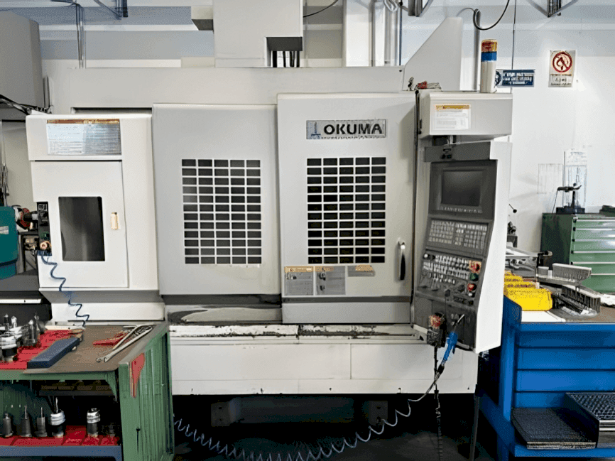 Vista frontal de la máquina Okuma MB 56-VA