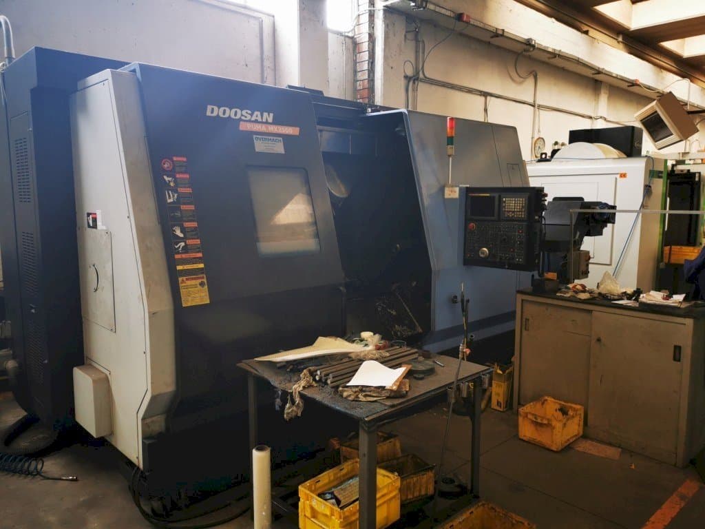 Vista frontal de la máquina Doosan Puma MX 2500