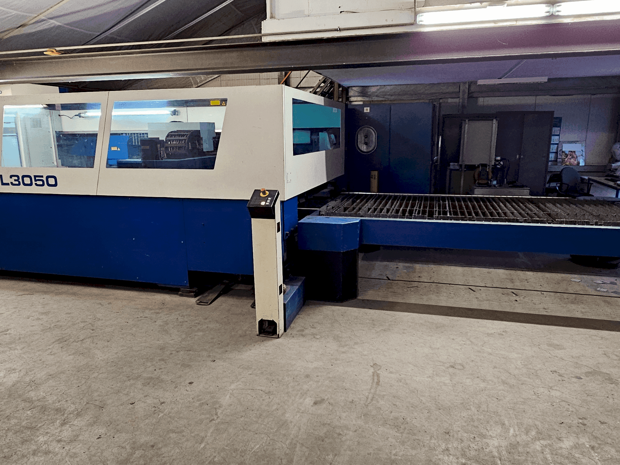 Vista frontal de la máquina TRUMPF L3050