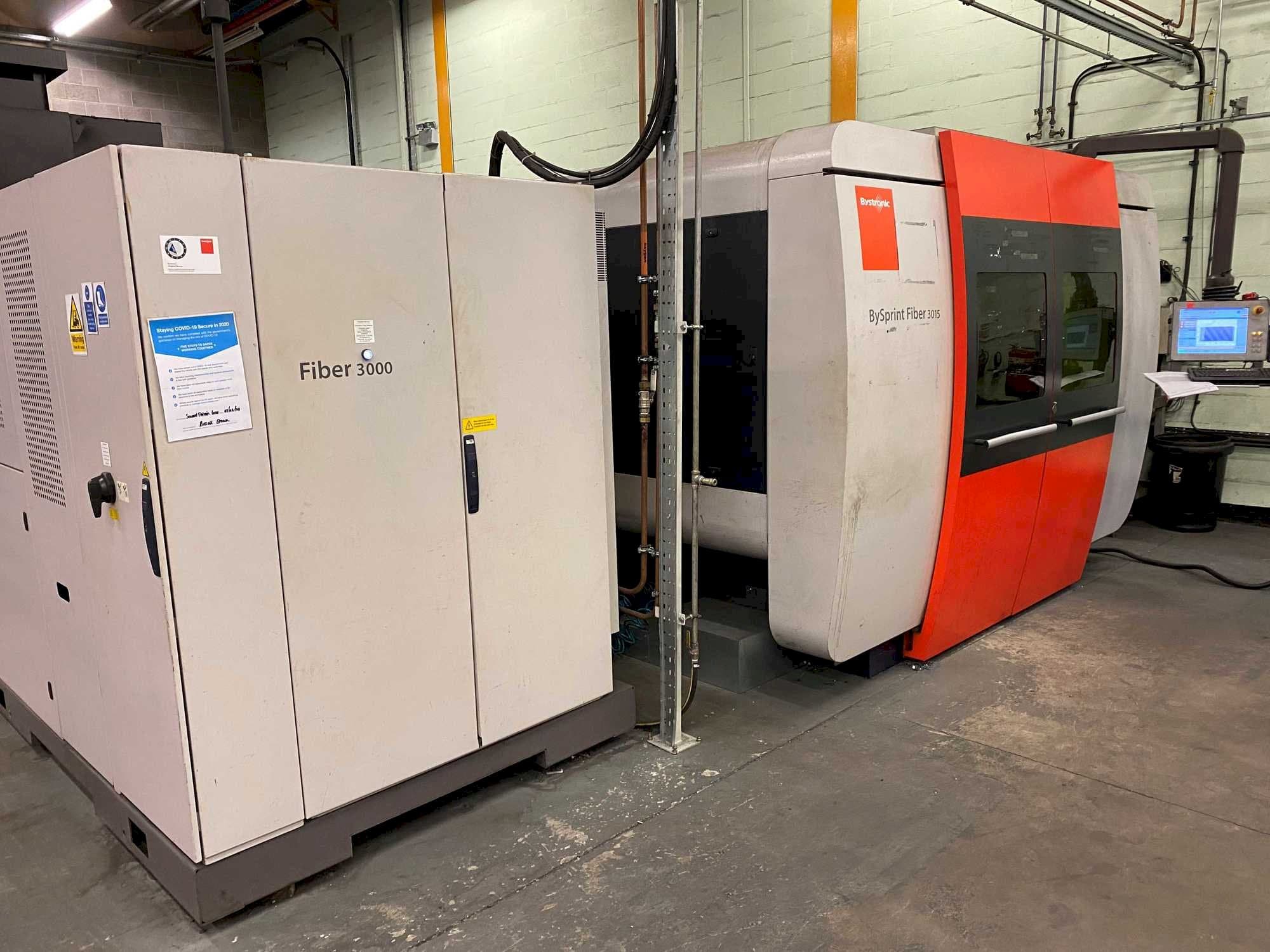 Vista frontal de la máquina Bystronic BySprint 3015 Fiber