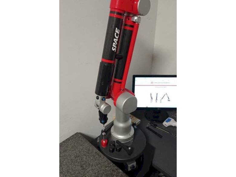 Vista frontal de la máquina Tomelleri Engineering Space - 6 Axes