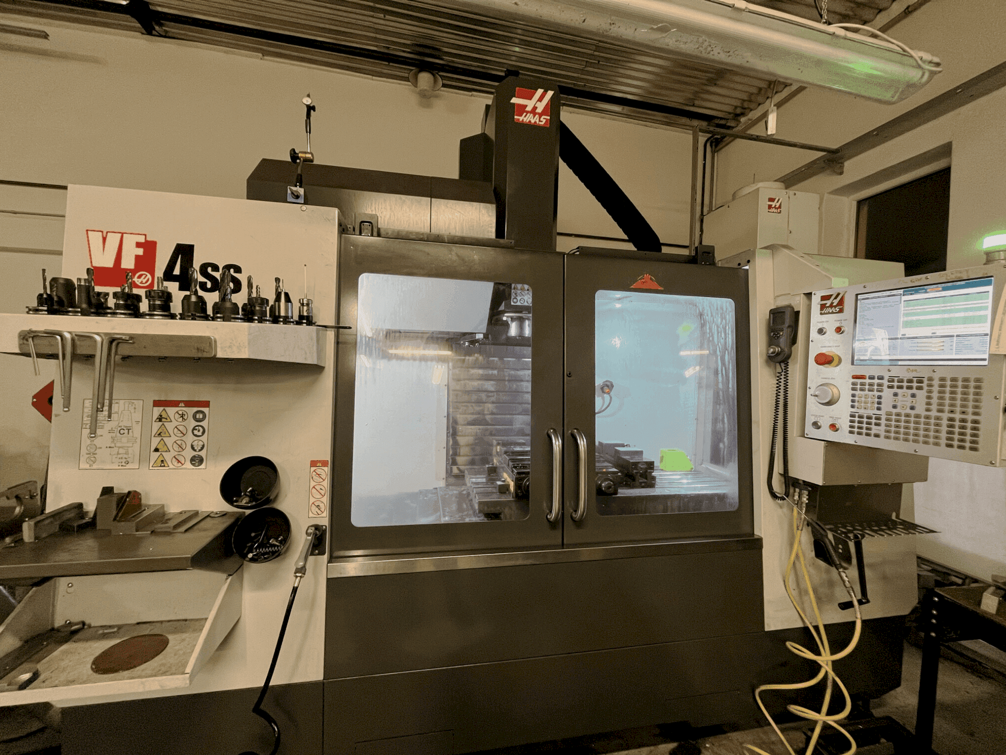 Vista frontal de la máquina HAAS VF4-SS
