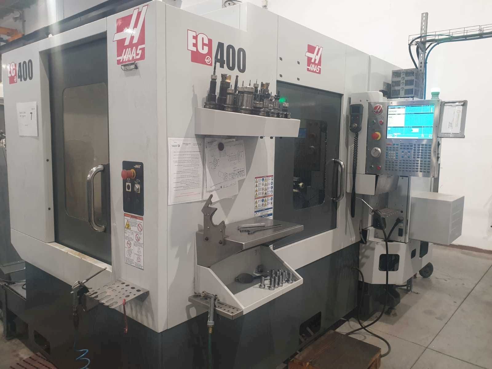 Vista frontal de la máquina HAAS EC400