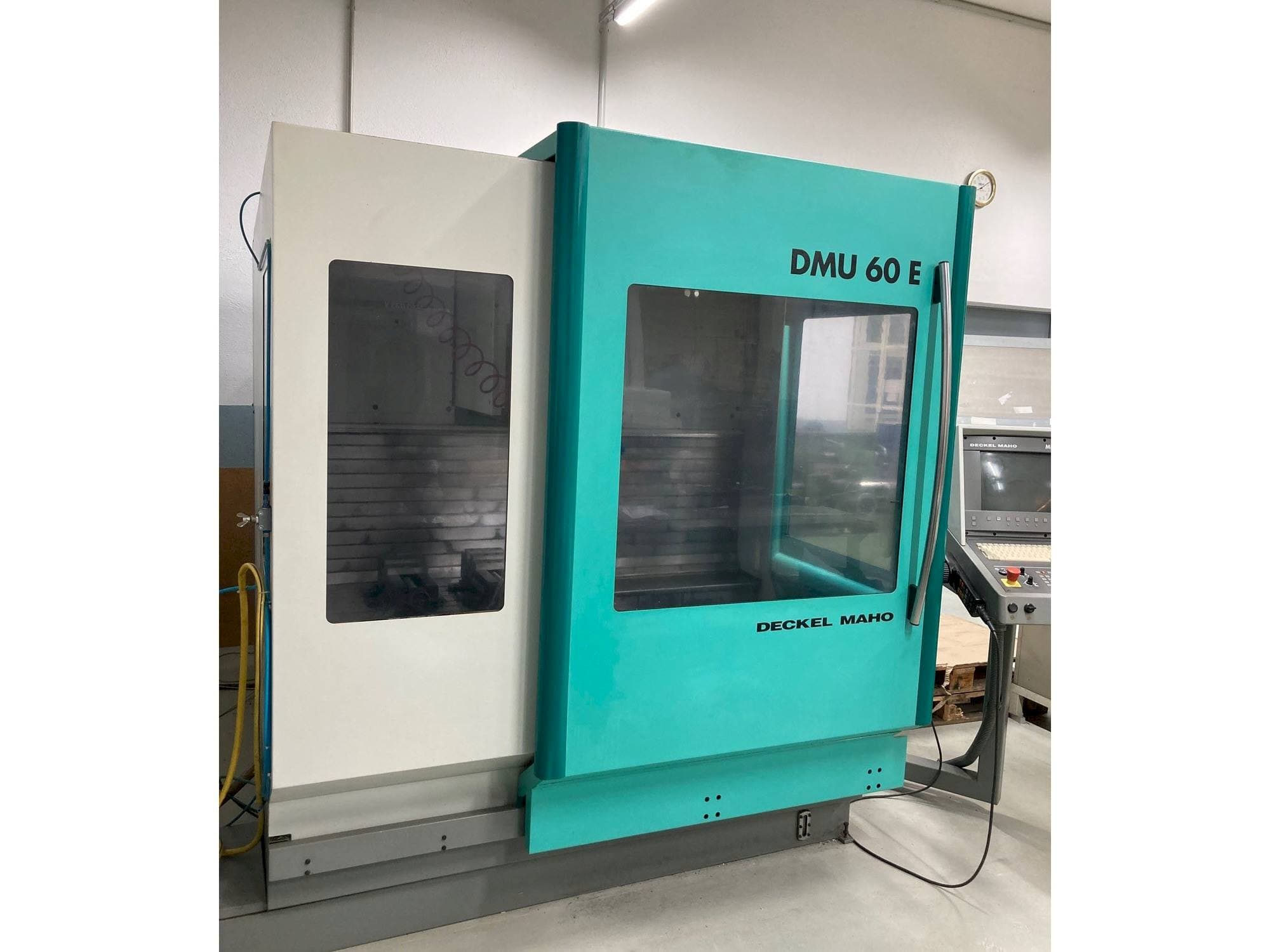 Vista frontal de la máquina DECKEL MAHO DMU 60 E