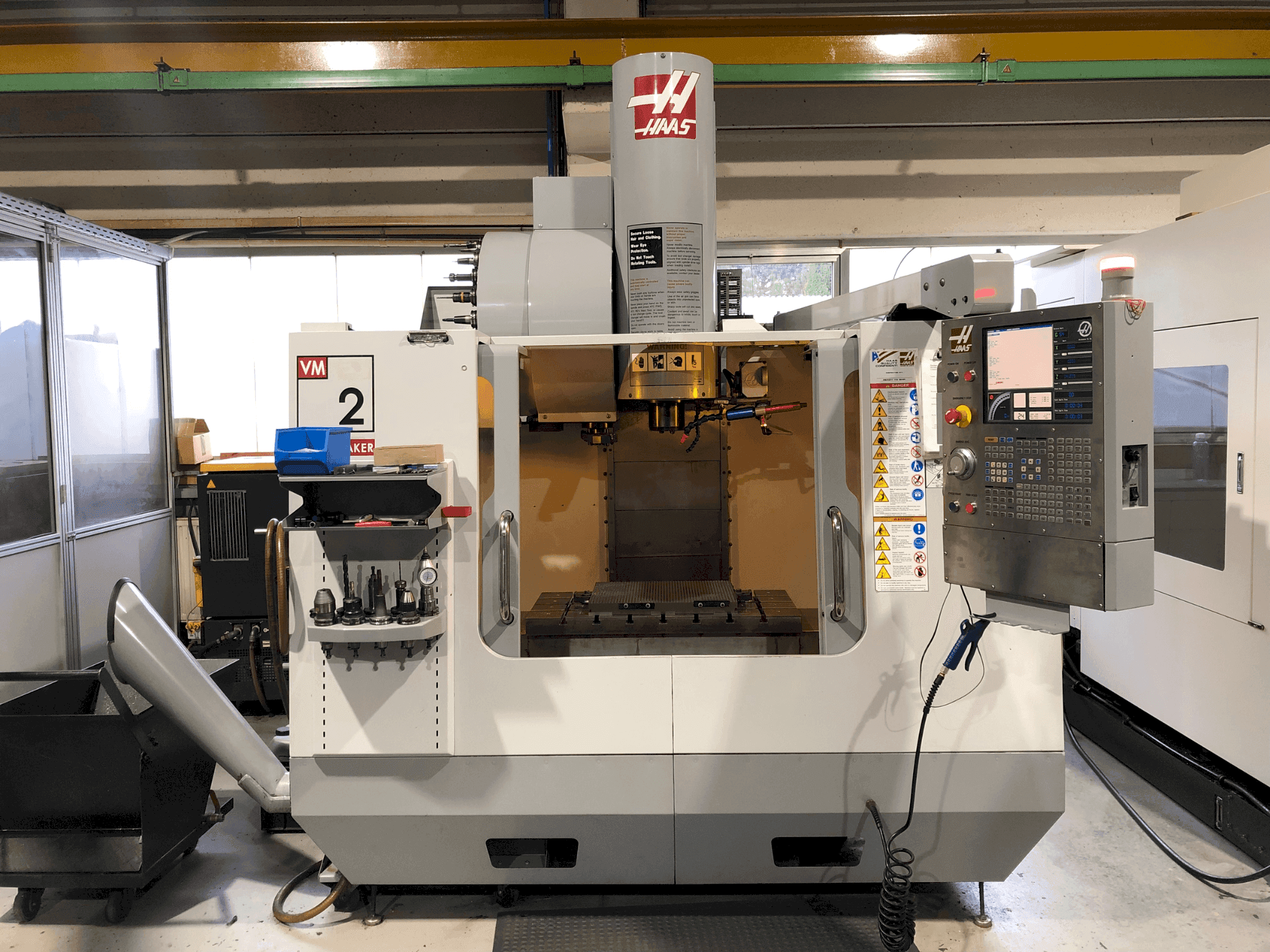 Vista frontal de la máquina HAAS VM-2HF
