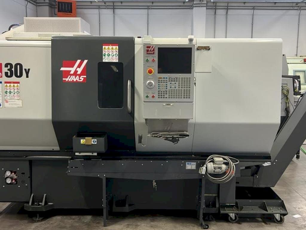 Vista frontal de la máquina HAAS DS30Y
