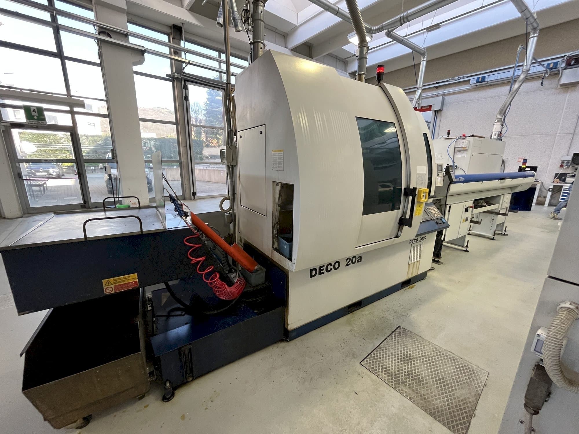 Vista frontal de la máquina TORNOS DECO 20A