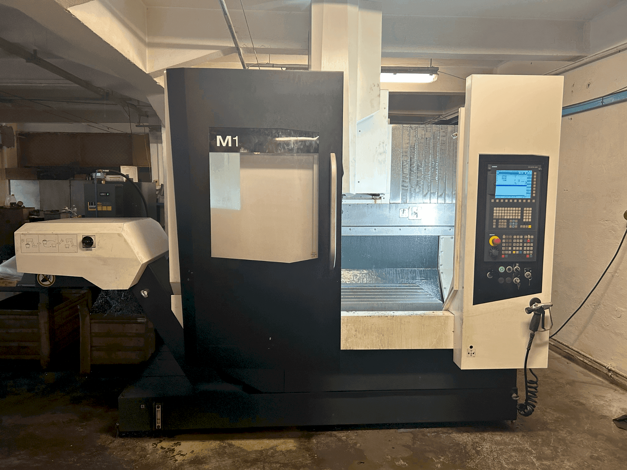 Vista frontal de la máquina DMG MORI M1