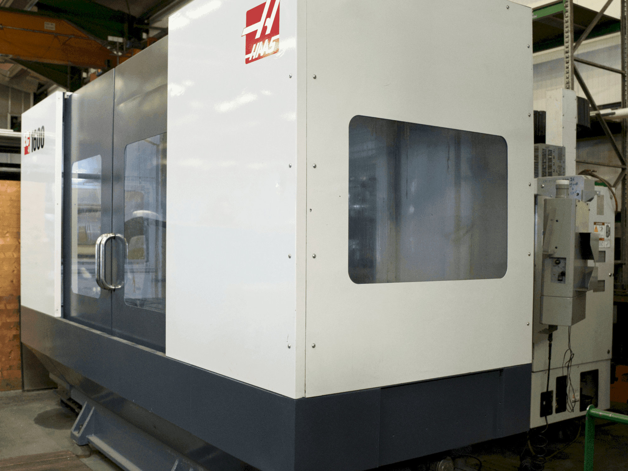 Vista frontal de la máquina HAAS EC-1600