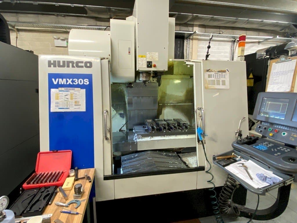 Vista frontal de la máquina Hurco VMX30S