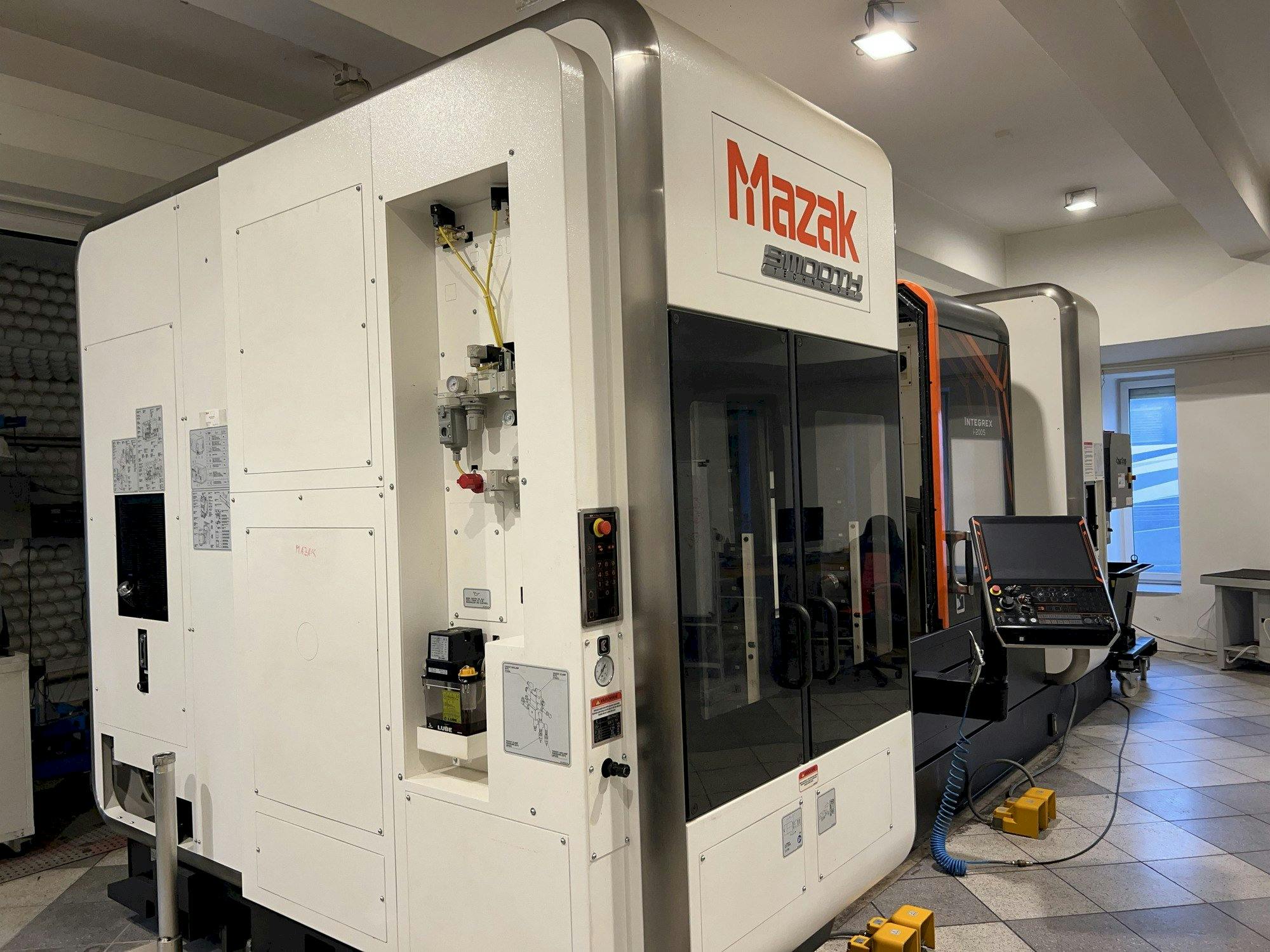 Vista frontal de la máquina Mazak Integrex i-200S