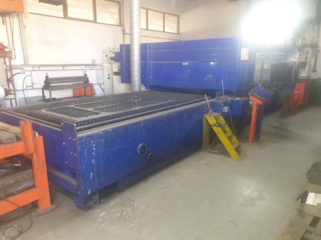 Vista frontal de la máquina Bystronic ByStar 3015
