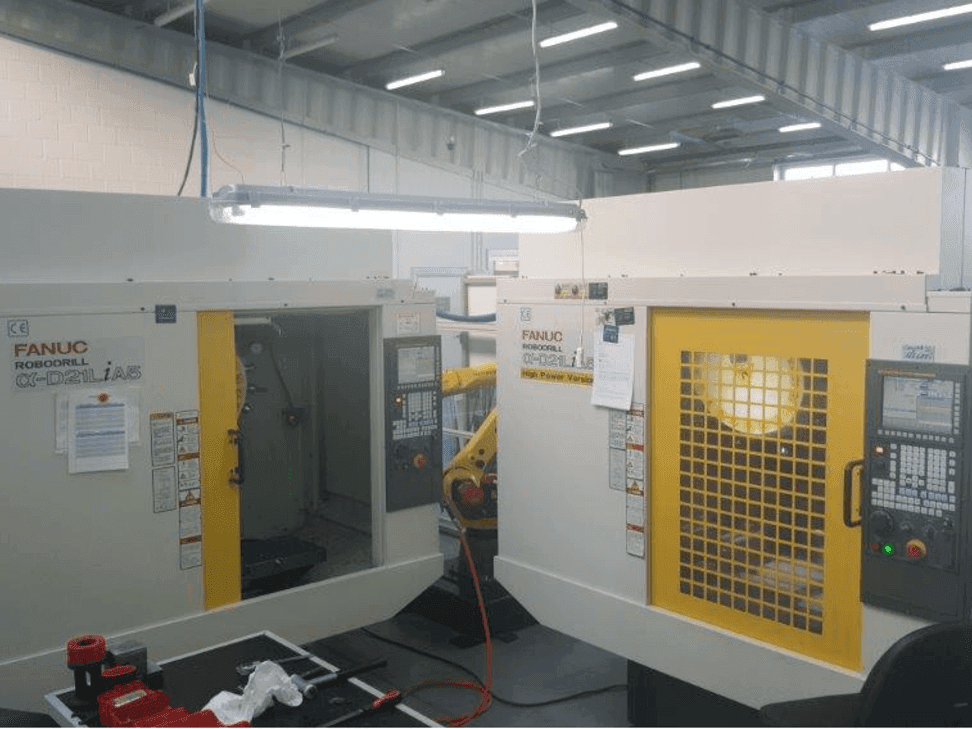 Vista frontal de la máquina FANUC RoboDrills D21LiA5 + M20iA/M35