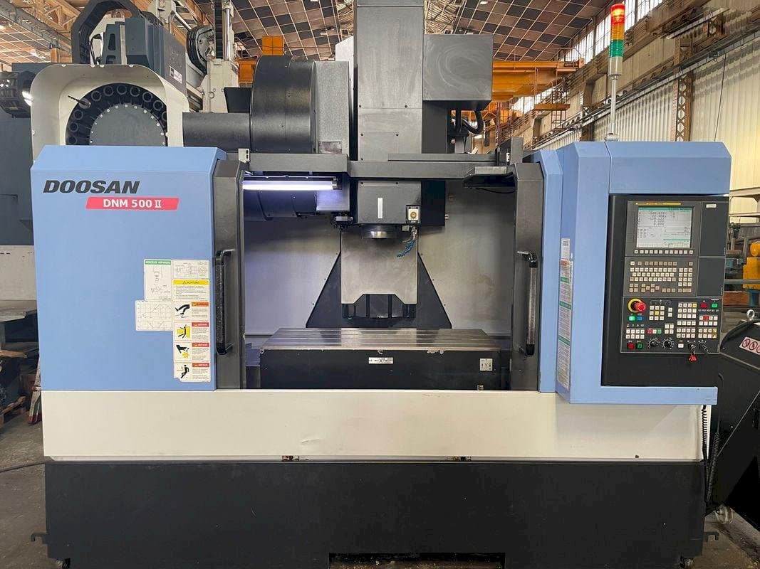 Vista frontal de la máquina Doosan MYNX DNM 500 II