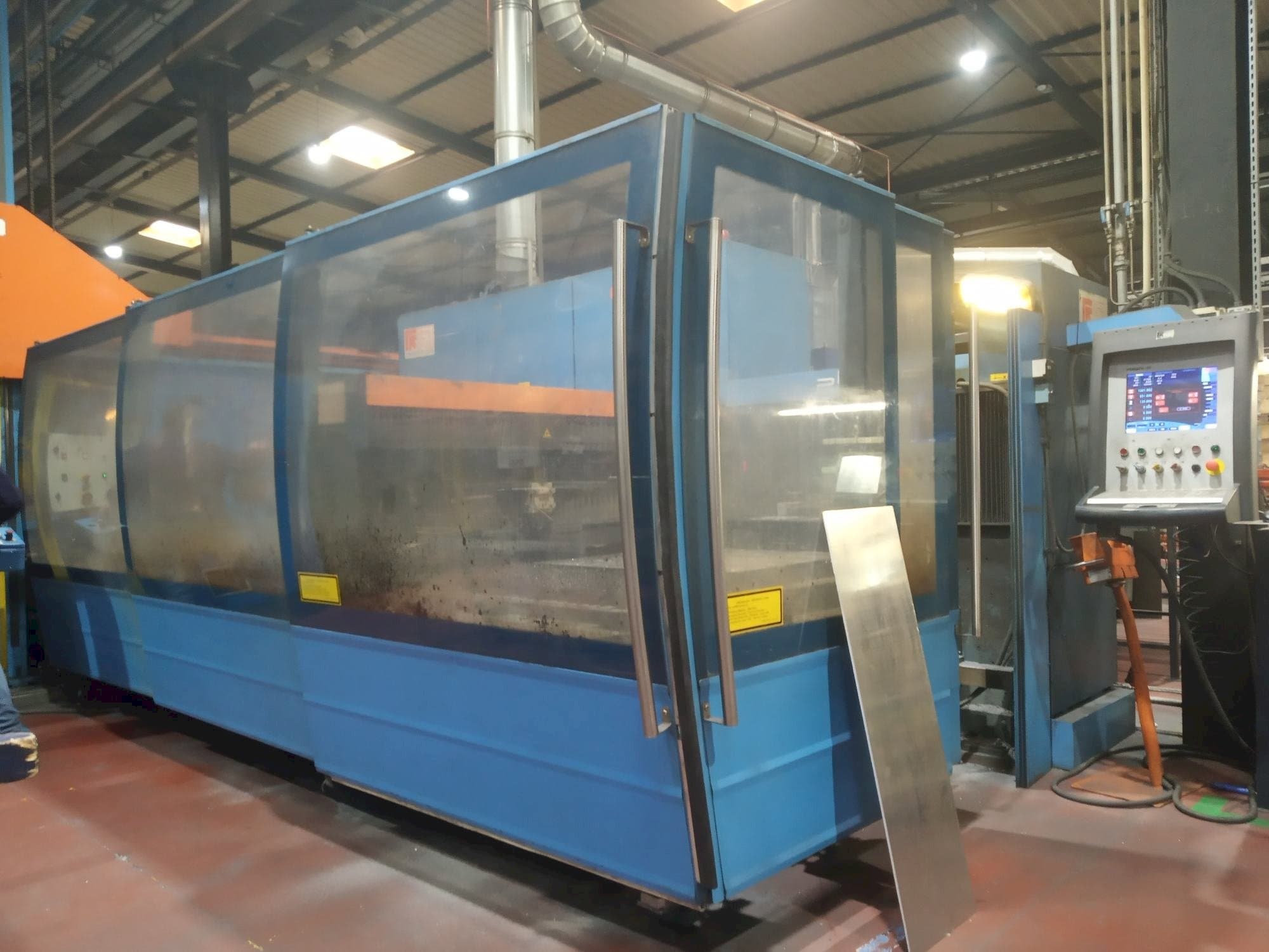 Vista izquierda de la máquina Prima Power Platino 1530