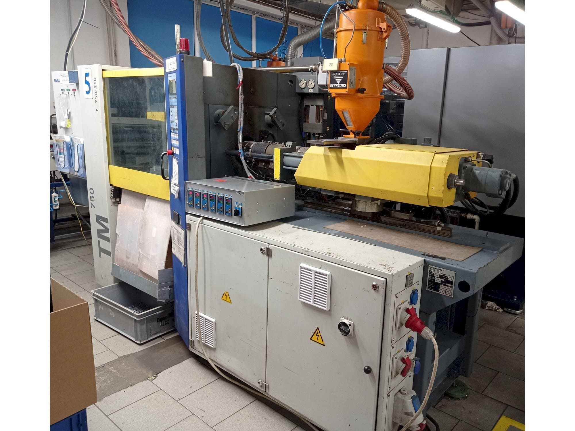Vista frontal de la máquina Battenfeld TM 750/210