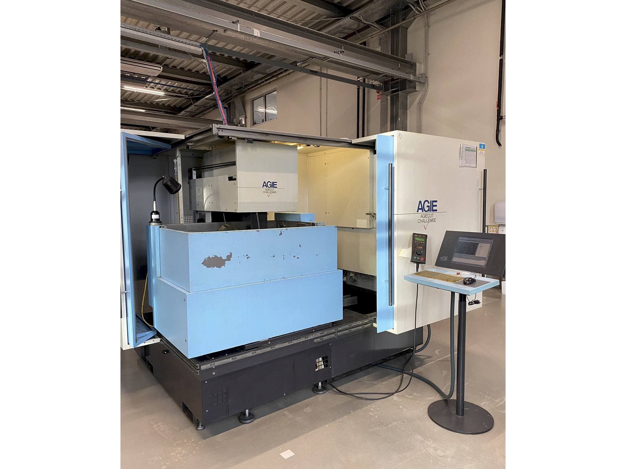 Vista frontal de la máquina AGIE AGIECUT VERTEX 3