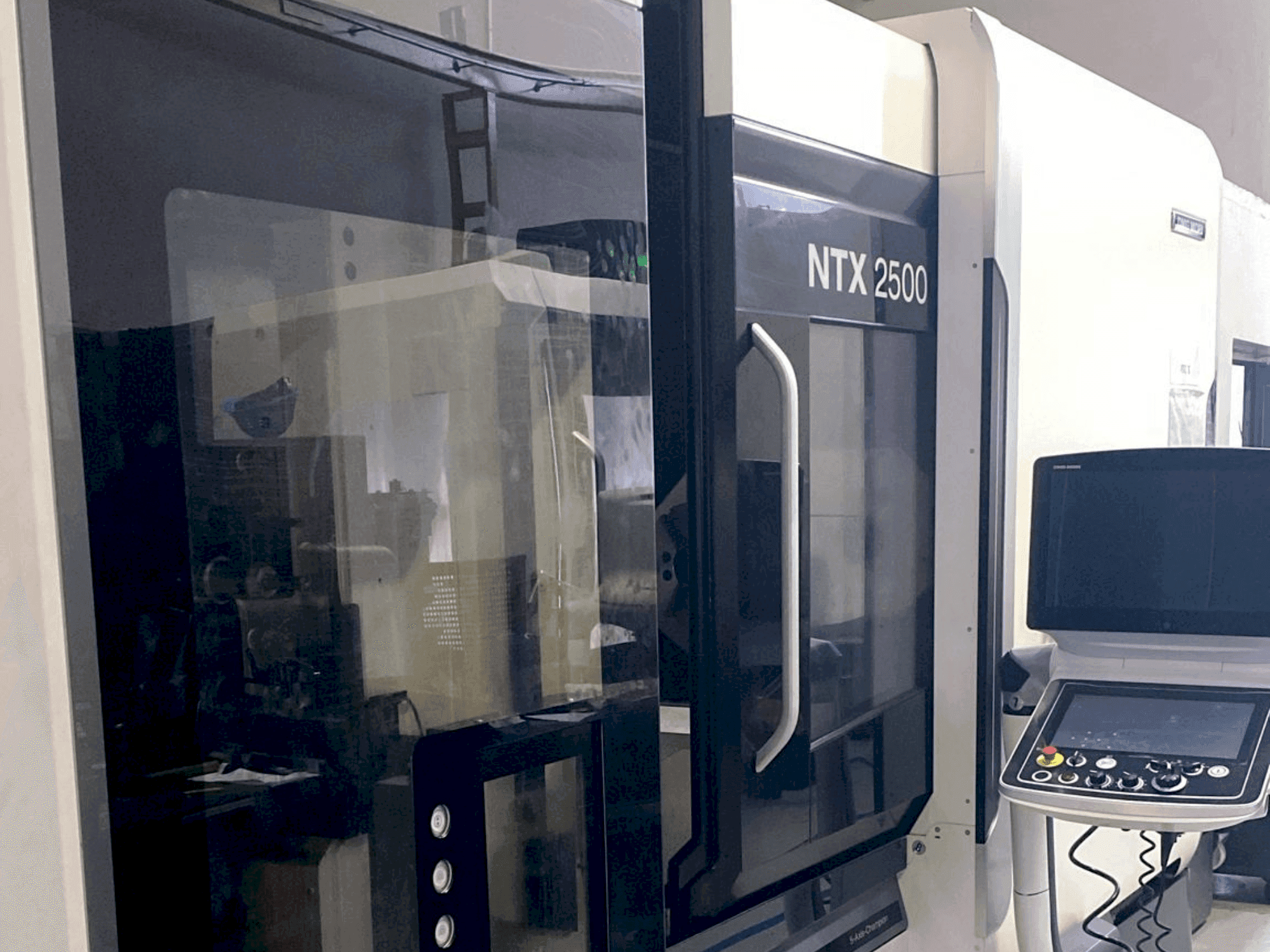 Vista frontal de la máquina DMG MORI NTX2500 / 1500