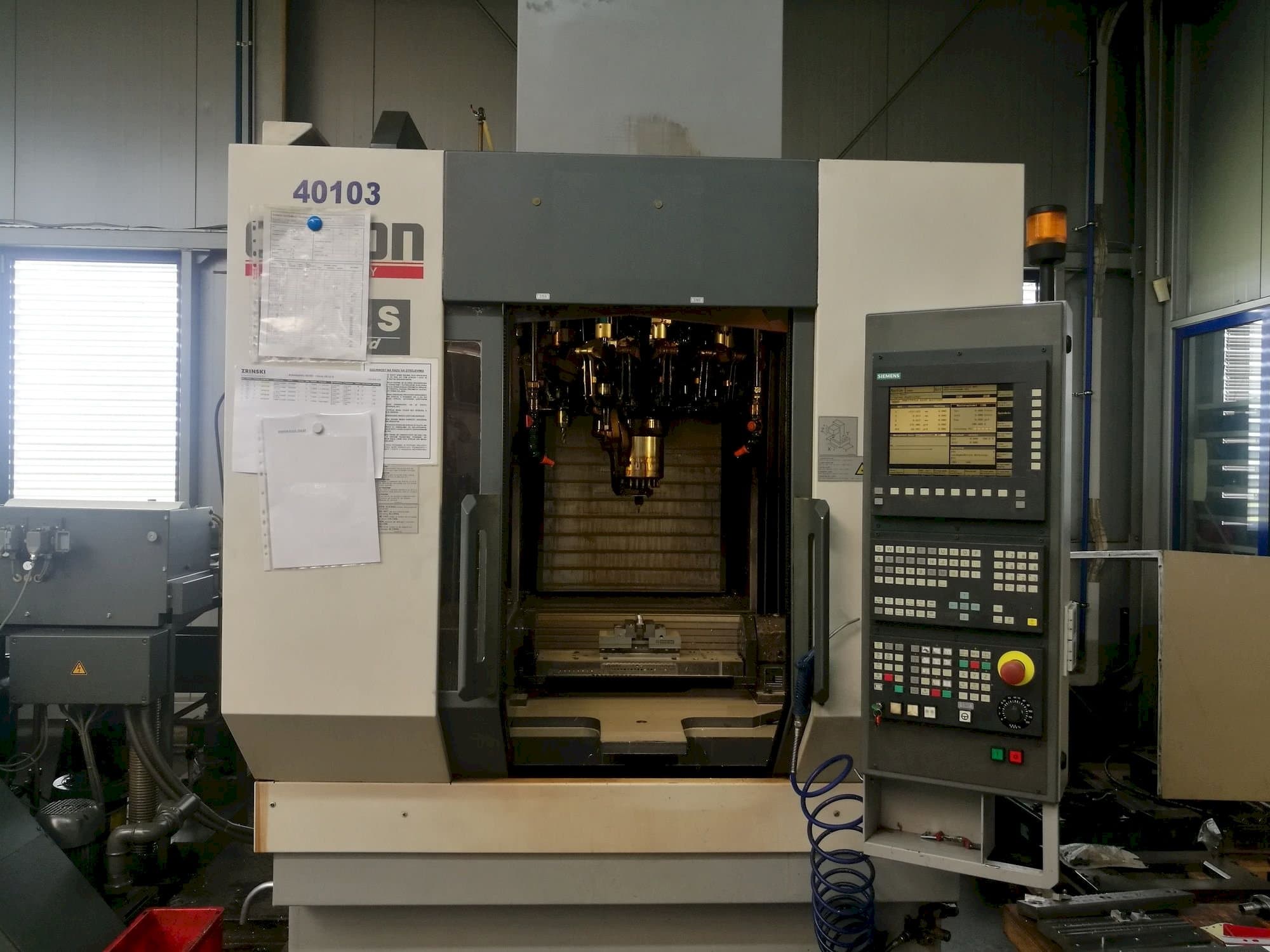 Vista frontal de la máquina CHIRON FZ12S