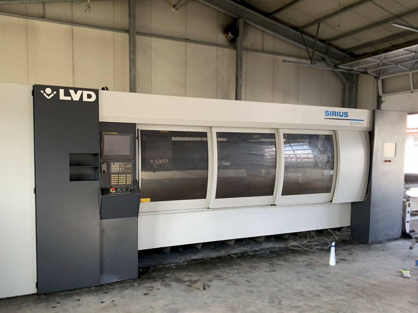 Vista frontal de la máquina LVD Sirius Plus 3015