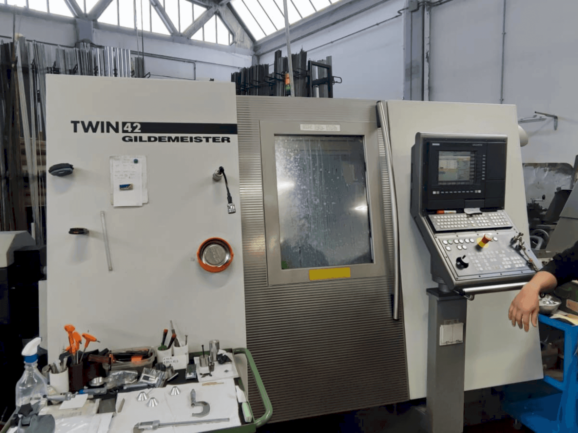 Vista frontal de la máquina Gildemeister TWIN 42