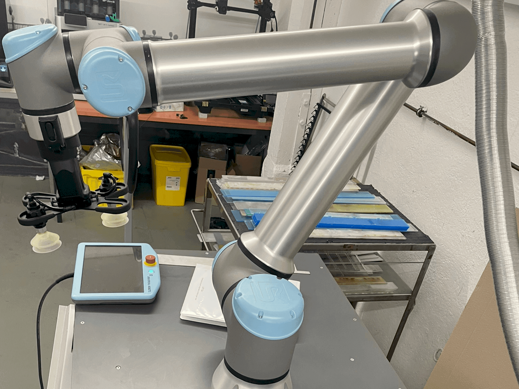 Vista frontal de la máquina Universal Robots UR10