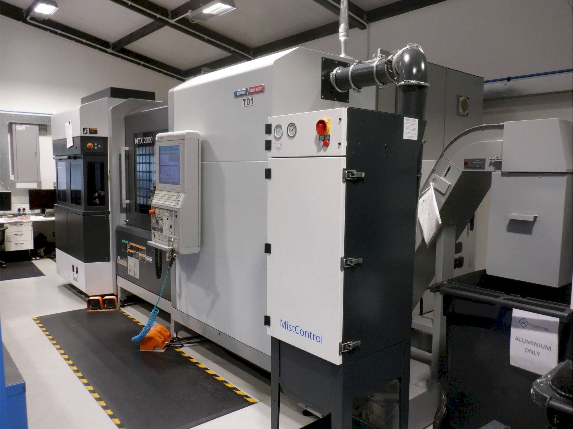 Vista frontal de la máquina DMG MORI NTX 2000