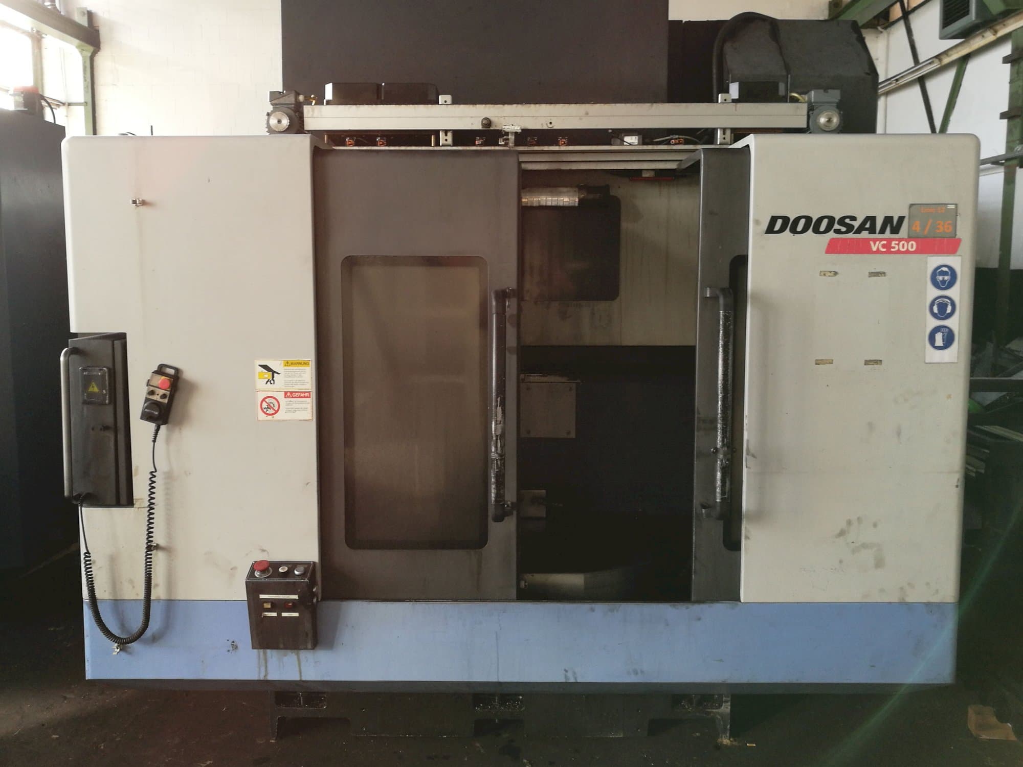 Vista frontal de la máquina Doosan VC 500