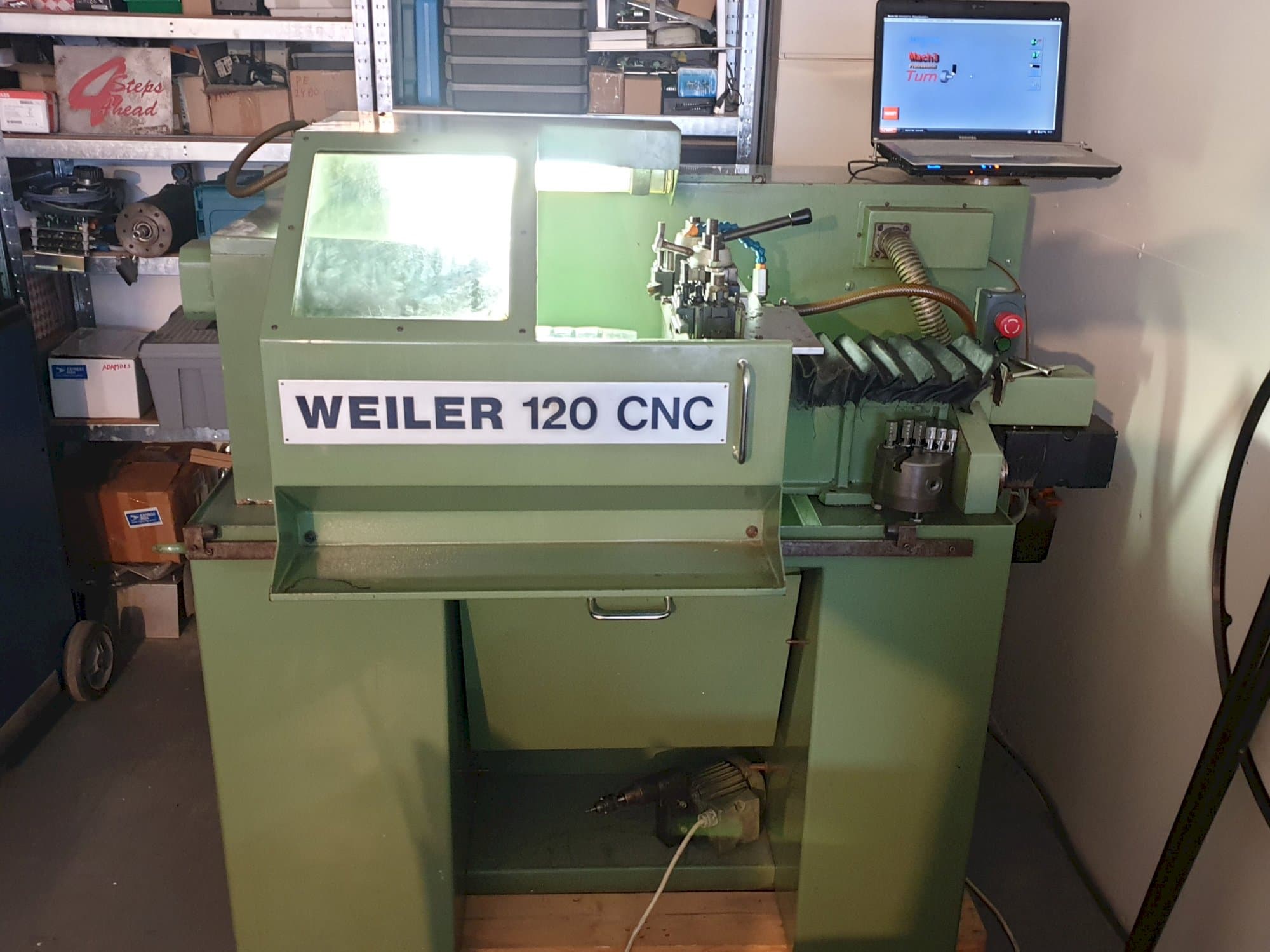 Vista frontal de la máquina Weiler 120 CNC