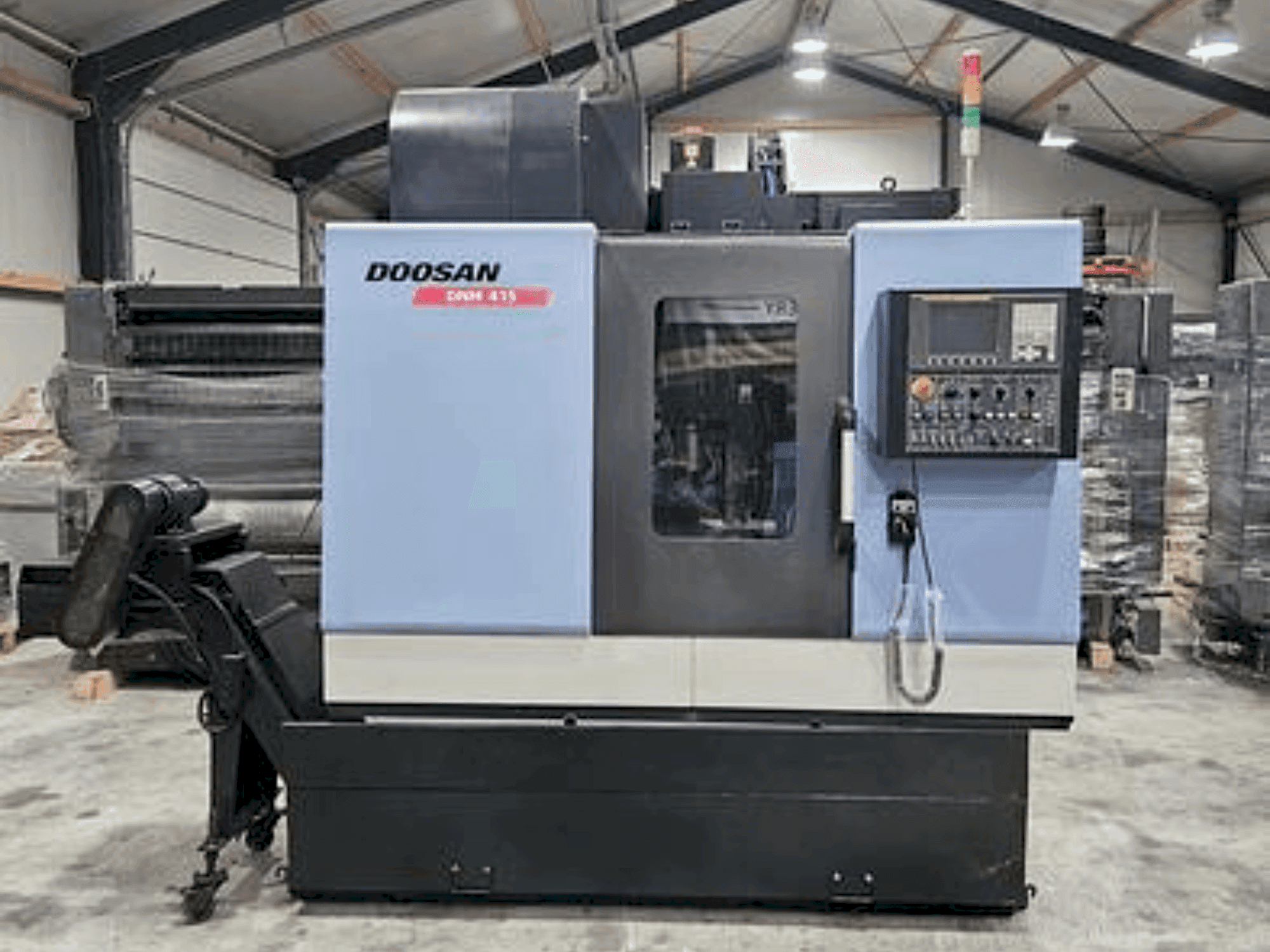 Vista frontal de la máquina DOOSAN DNM 415 (2015)