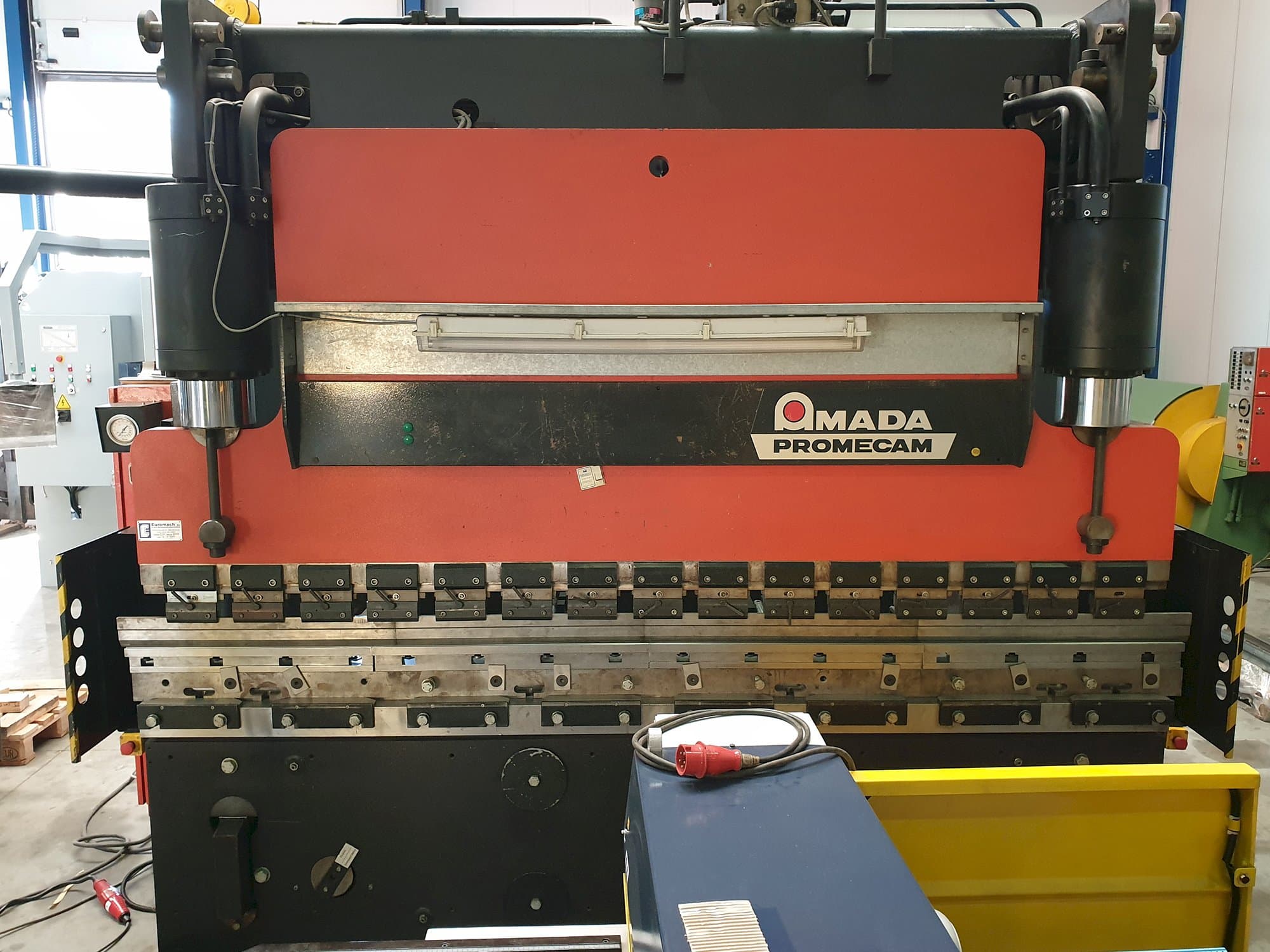 Vista frontal de la máquina AMADA PROMECAM STPC 200/30