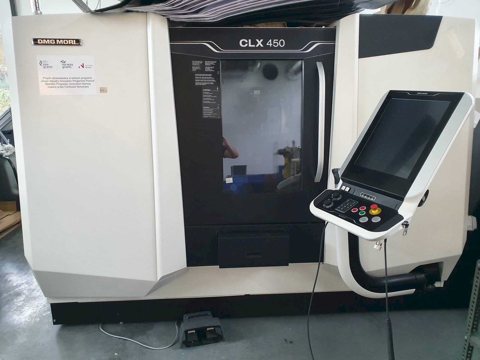 Vista frontal de la máquina DMG MORI CLX450