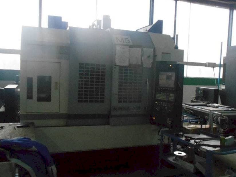 Vista frontal de la máquina Okuma GENOS M560R-V