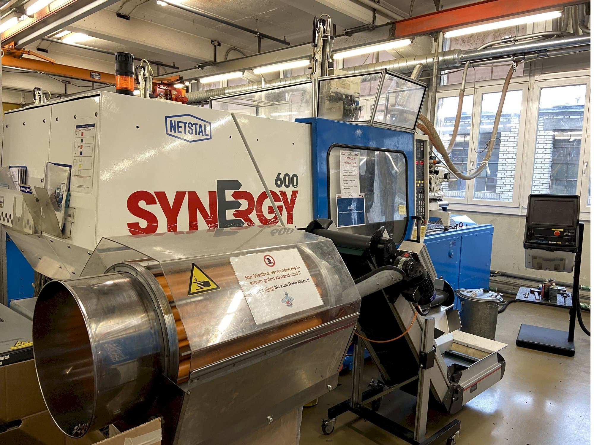 Vista frontal de la máquina Netstal SYNERGY 600-60