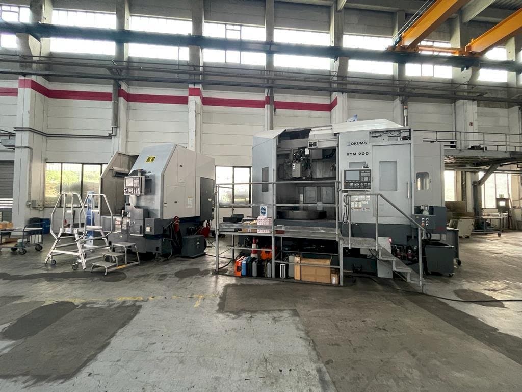 Vista frontal de la máquina Okuma VTM-200 1ST