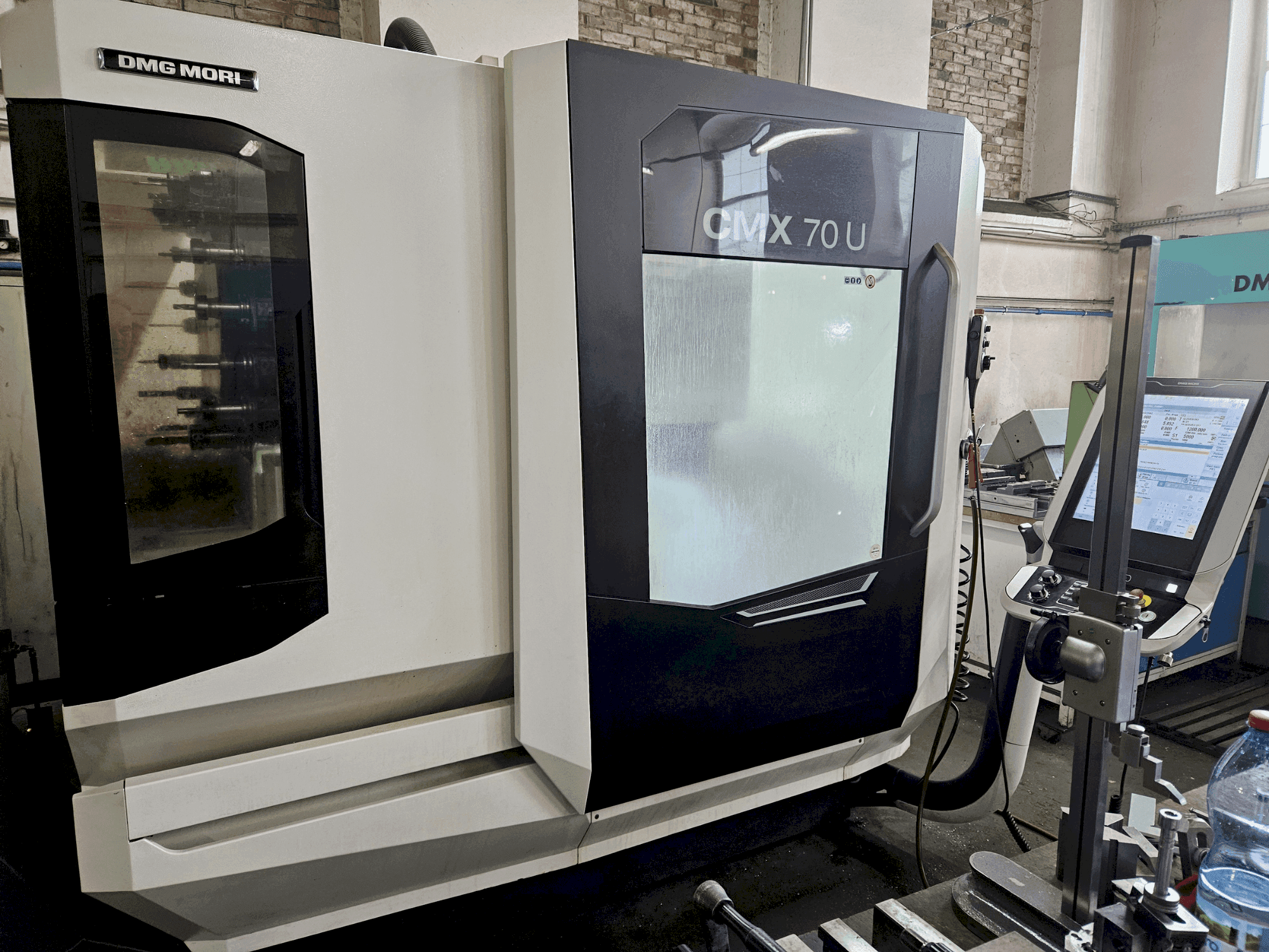 Vista frontal de la máquina DMG MORI CMX 70U