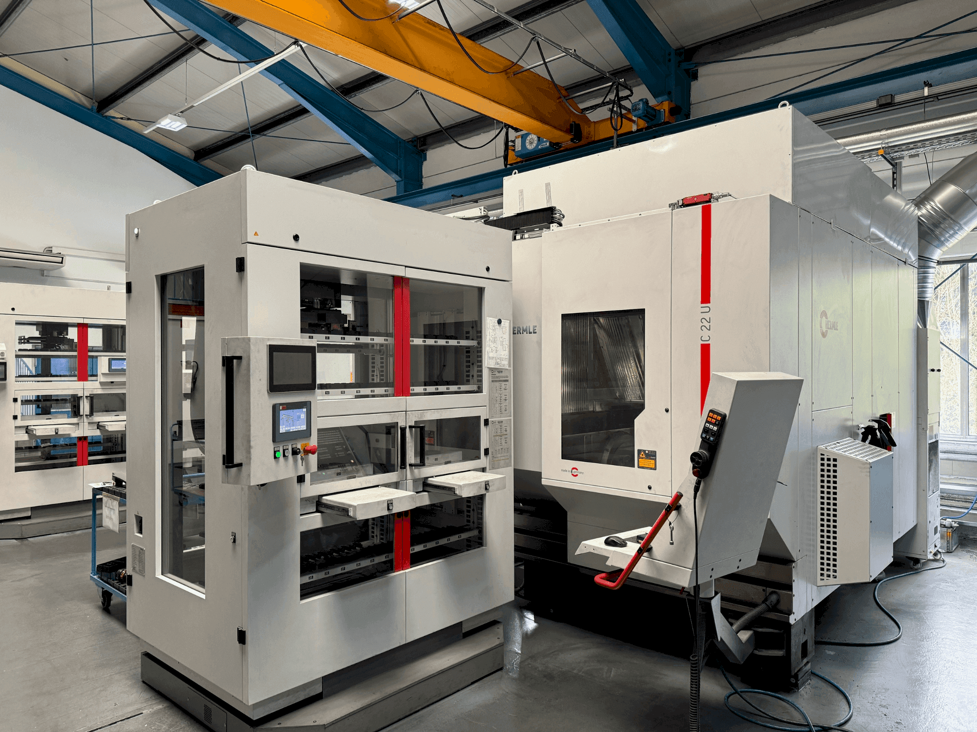 Vista frontal de la máquina HERMLE C22 with handling system IH30 (2017)