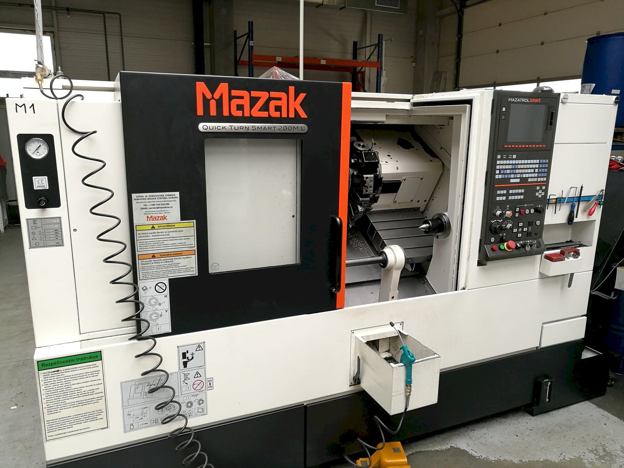 Vista frontal de la máquina Mazak Quick Turn Smart 200 ML
