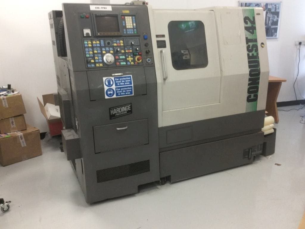 Vista frontal de la máquina Hardinge Conquest 42